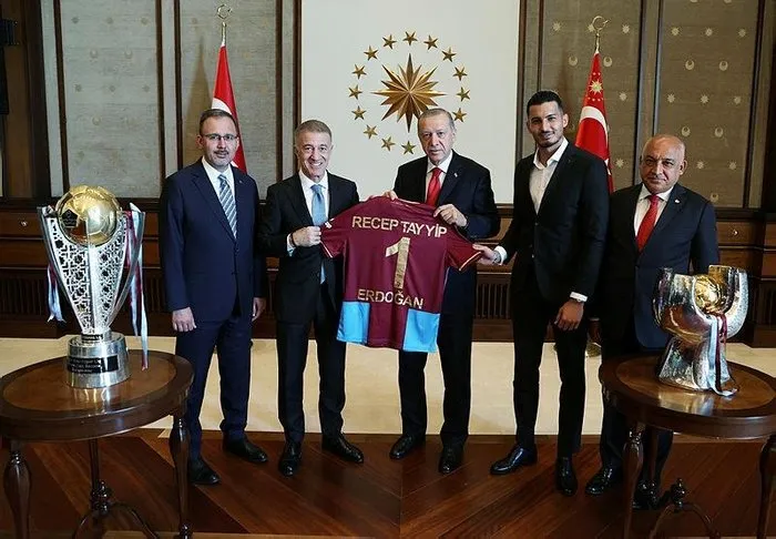 son-dakika-trabzonspor-haberleri-sampiyonlar-kulliyede-sizi-sampiyonlar-liginde-gormek-istiyoruz-1659414771860.jpeg