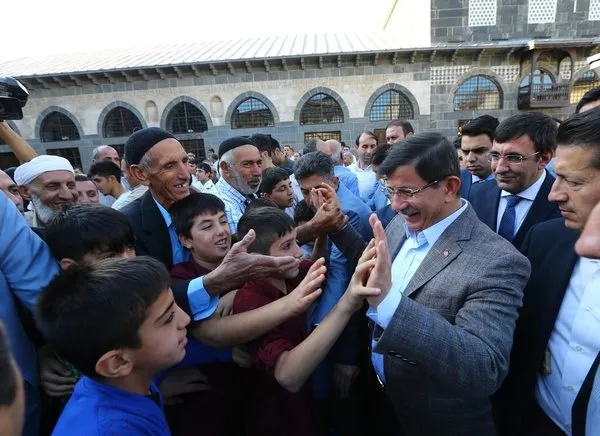 Davutoğlu'nun Yüksekova'da bayramlaşma töreni