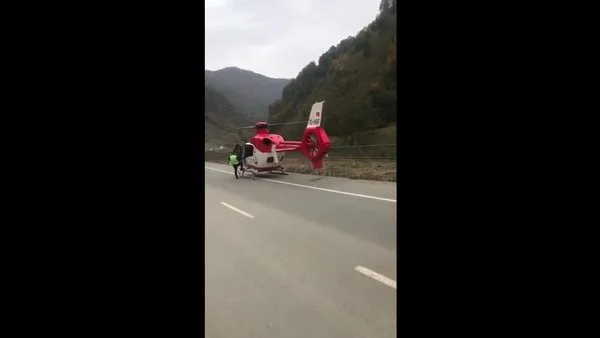 Yolun ortasında sıkışan adamın imdadına ambulans helikopter yetişti