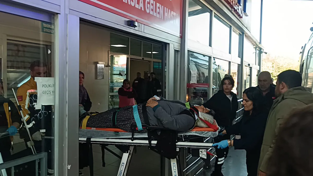 Adana’da feci kaza! Tarım işçilerini taşıyan minibüs devrildi: Çok sayıda yaralı var Adana’da feci kaza! Tarım işçilerini taşıyan minibüs devrildi: Çok sayıda yaralı var