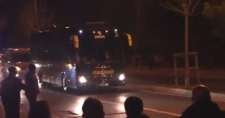 Fenerbahçeli taraftarlar Samandıra’da takım otobüsüne saldırdı