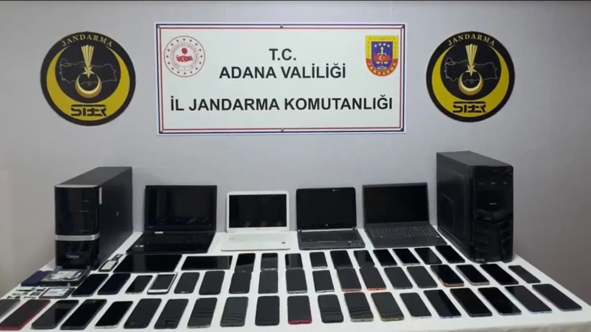 Jandarma ekiplerinin yasa dışı bahis operasyonunda gözaltına alınan şüphelileri emniyet aracına bindirmesi