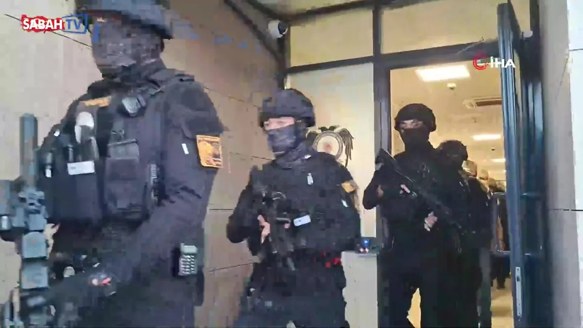 Afyonkarahisar polisinden şafak vakti DEAŞ operasyonu: 7 gözaltı | Video videosunu izle Afyonkarahisar polisinden şafak vakti DEAŞ operasyonu: 7 gözaltı | Video videosunu izle