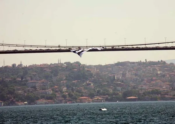 Köprüye dev Beşiktaş bayrağı