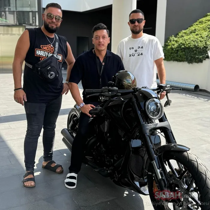 Yükte hafif pahada ağır! Ünlü futbolcu Mesut Özil’in milyonluk saati dudak uçuklattı!