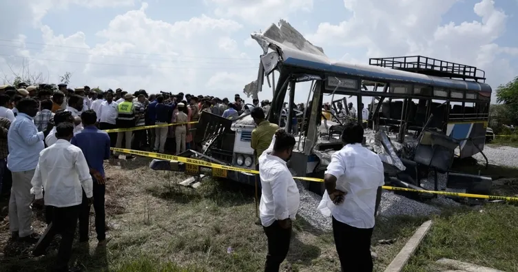 Hindistan’da korkunç kaza: Kamyonla yolcu otobüsü çarpıştı