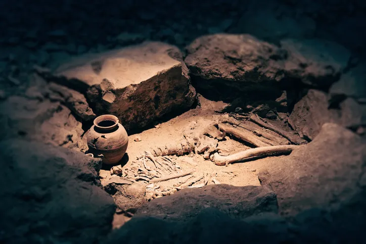Mezarından içinden altın ayakkabı çıktı! 1500 yıllık keşif şoke etti...