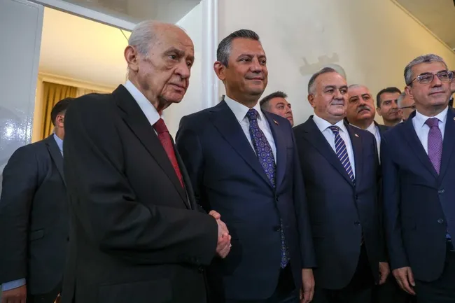 devlet-bahceli-ozgur-ozel-ile-telefonda-gorustu-1770050774216.jpg