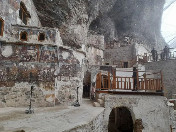 sumela-manastiri-ziyarete-acildi-1651412314514.jpg