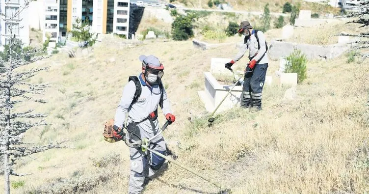 Mezarlıklar bayrama hazırlanıyor