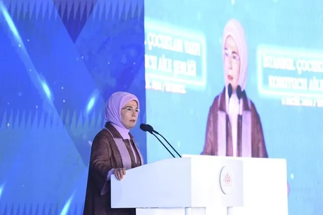 emine-erdogan-koruyucu-aileler-ve-cocuklariyla-bulustugazzenin-cocuklarina-dunya-bir-gelecek-borclu-1725640671066.jpg