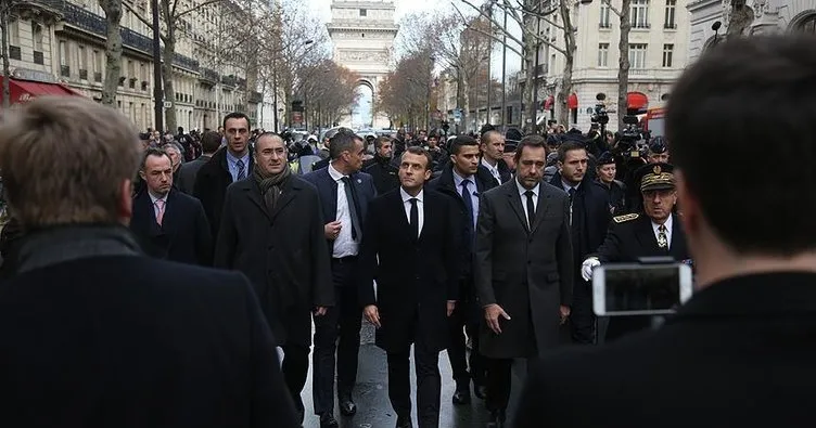 Macron Paris’teki protesto alanını ziyaret etti