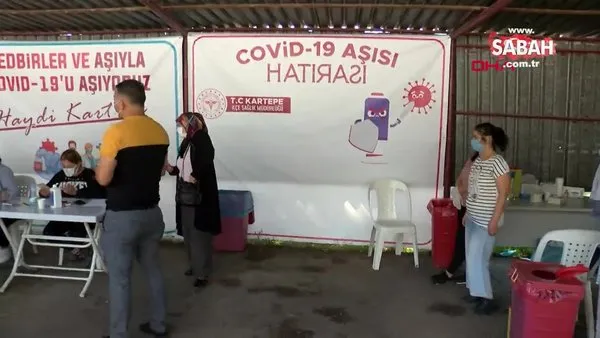 Kocaeli'de 'Covid-19 aşı hatırası' afişi önünde aşı oldular