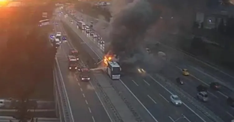 Ataşehir TEM Otoyolu’nda otobüs yangını