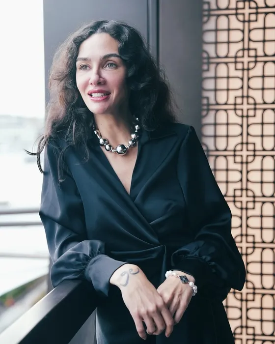 Birce Akalay hayranlarını bir kez daha şaşırttı! Saçlarını kısacık kestirdi görenler inanamadı...