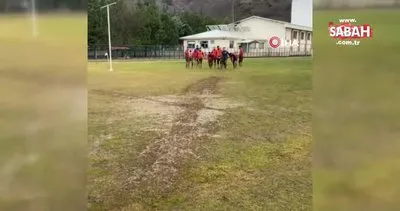 Futbolcular, ligin ikinci yarısının başlamasını çamurda sevinerek kutladı | Video