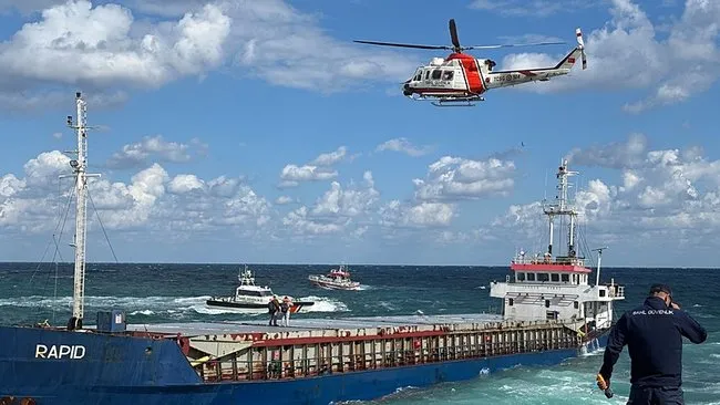 SON DAKİKA... Kocaeli’de kuru yük gemisi karaya oturdu! Nefes kesen operasyon: 7 mürettebat helikopterle kurtarıldı!
