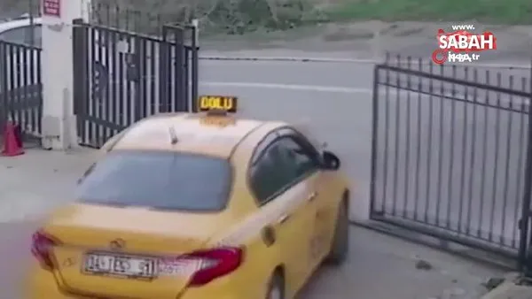 İstanbul Esenyurt'ta araç sürücüsünün yavru köpeğin üzerinden geçtiği anlar kamerada!