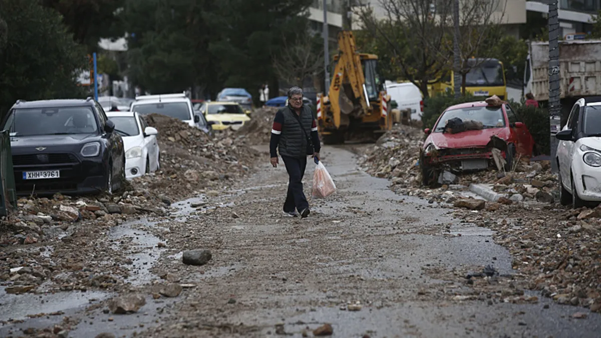 Yunanistan’ı fırtına vurdu: Ev ve iş yerleri zarar gördü