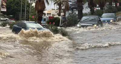 Muğla’yı sağanak vurdu! Yollar adeta göle döndü: Arabalar suda mahsur kaldı!