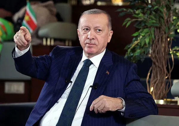 baskan-erdogan-afrikali-genclerle-bulustu-enflasyon-yine-inecek-1639924279445.jpg