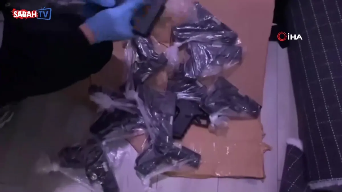 İstanbul’da gözaltına alınan kişinin evinden ve aracından 50 tabanca çıktı | Video videosunu izle İstanbul’da gözaltına alınan kişinin evinden ve aracından 50 tabanca çıktı | Video videosunu izle