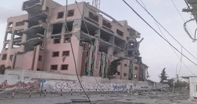 İsrail füzeleri BM binasını vurdu! Uluslararası personel canını zor kurtardı… İsrail füzeleri BM binasını vurdu! Uluslararası personel canını zor kurtardı…