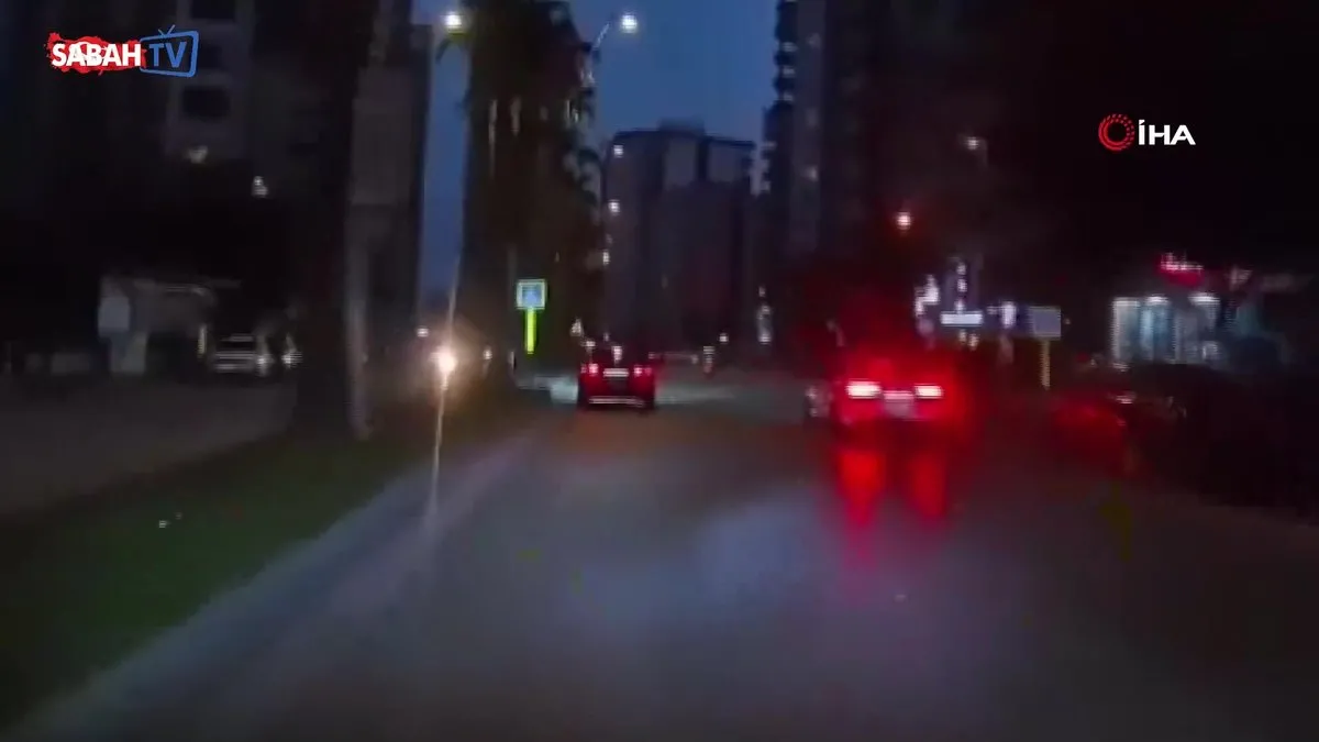 Makas atan otomobilin zincirleme kazaya neden olduğu anlar kamerada | Video