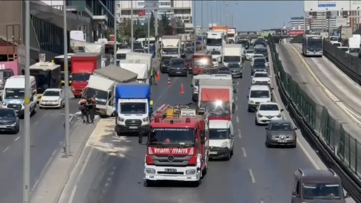 Beylikdüzü'nde meydana gelen kamyonet kazası sonrası olay yerinden görüntü