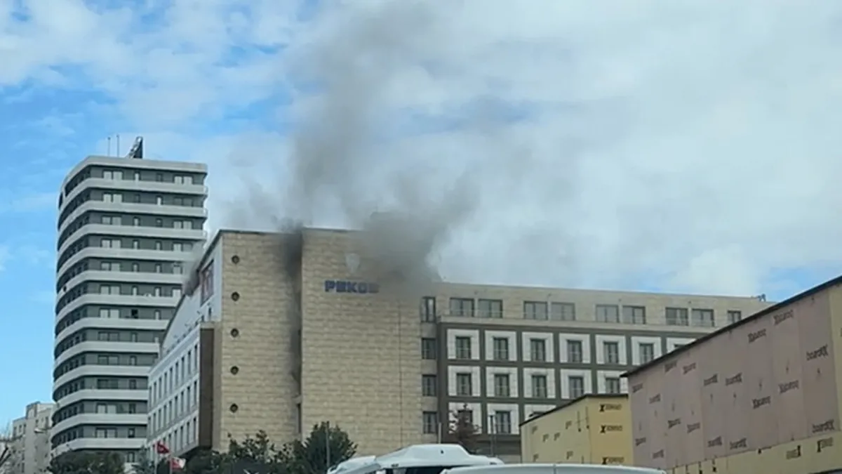 Merter Polisevi’nin çatısındaki yangın söndürüldü Merter Polisevi’nin çatısındaki yangın söndürüldü