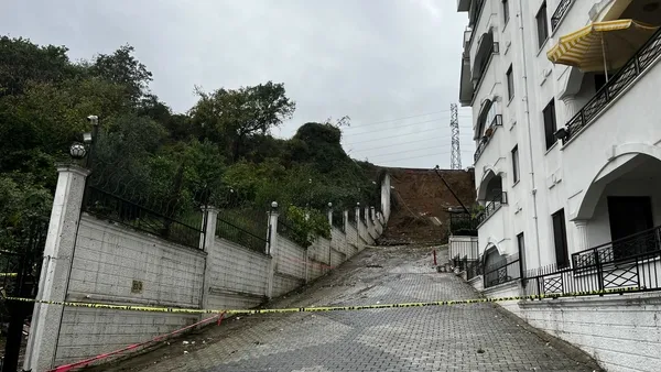 kocaelide-saganak-ve-toprak-kaymasi-2-sitede-9-blok-tahliye-edildi-1792246798583.jpg