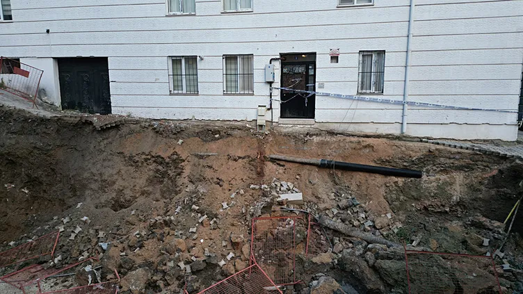 60 daireli apartmanda büyük panik: Yönetici nöbet tutuyor girişler dükkandan yapılıyor!