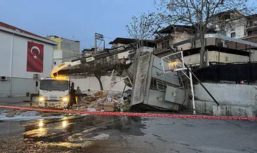 İzmir'de freni patlayan kamyon okul bahçesine devrildi #izmir
