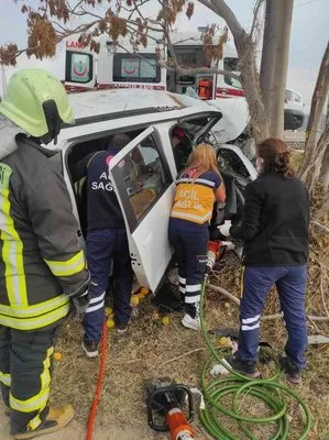 Ağaca çarparak durabilen otomobilde sıkışan sürücüyü itfaiyeciler kurtardı