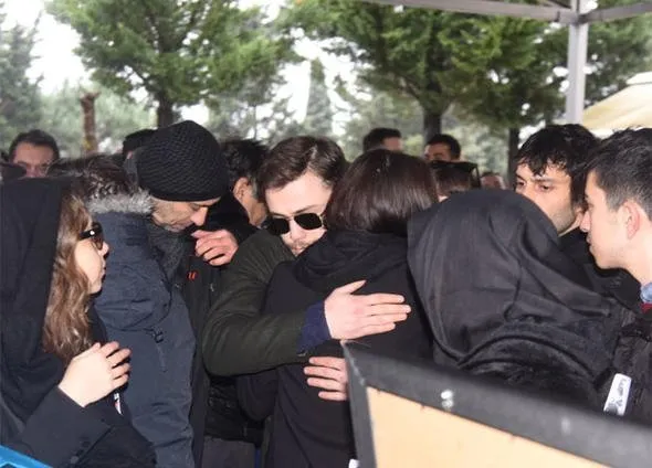 son dakika haber oyuncu hande ercel in annesi aylin ercel in cenazesinde hande ercel i yalniz birakmadilar sayfa 5 medya haberleri