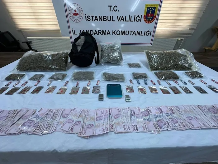 istanbul-eyupsultanda-operasyon-servis-aracinda-piyasa-degeri-30-milyon-lira-olan-uyusturucu-bulundu-1765787436387.jpg