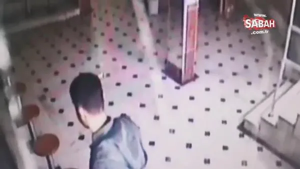 Camide imamın cüzdanını çaldı! Cüzdanla yakaladılar | Video
