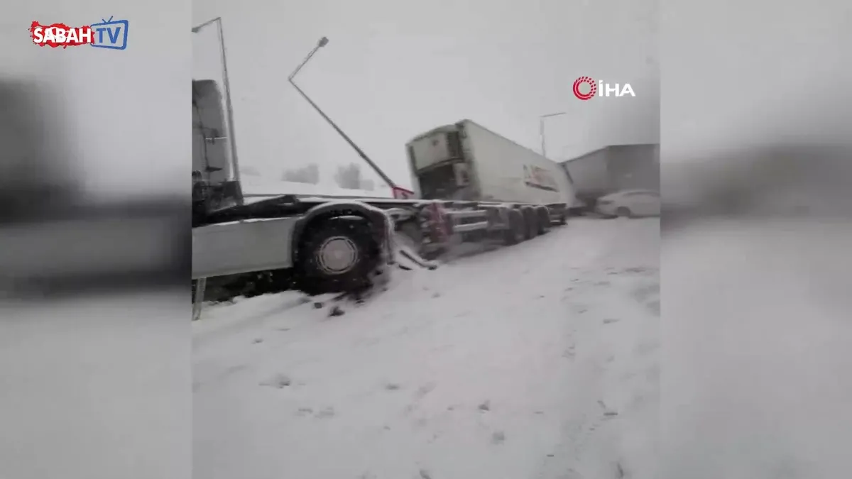 Bitlis’te 4 tır ve 2 otomobil çarpıştı: 5 yaralı | Video videosunu izle Bitlis’te 4 tır ve 2 otomobil çarpıştı: 5 yaralı | Video videosunu izle