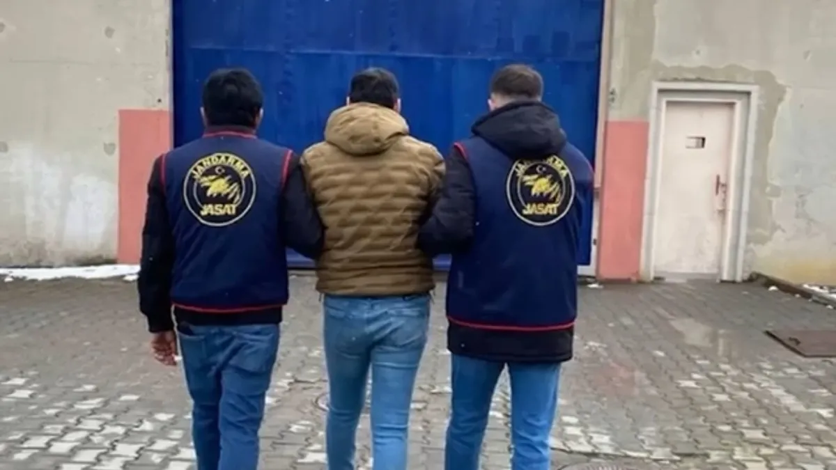 Aranan şahıslara nefes aldırılmıyor! Aranan 197 bin kişi yakalandı:10 yıldır aranan suç makinesi Karabük’te yakalandı Aranan şahıslara nefes aldırılmıyor! Aranan 197 bin kişi yakalandı:10 yıldır aranan suç makinesi Karabük’te yakalandı