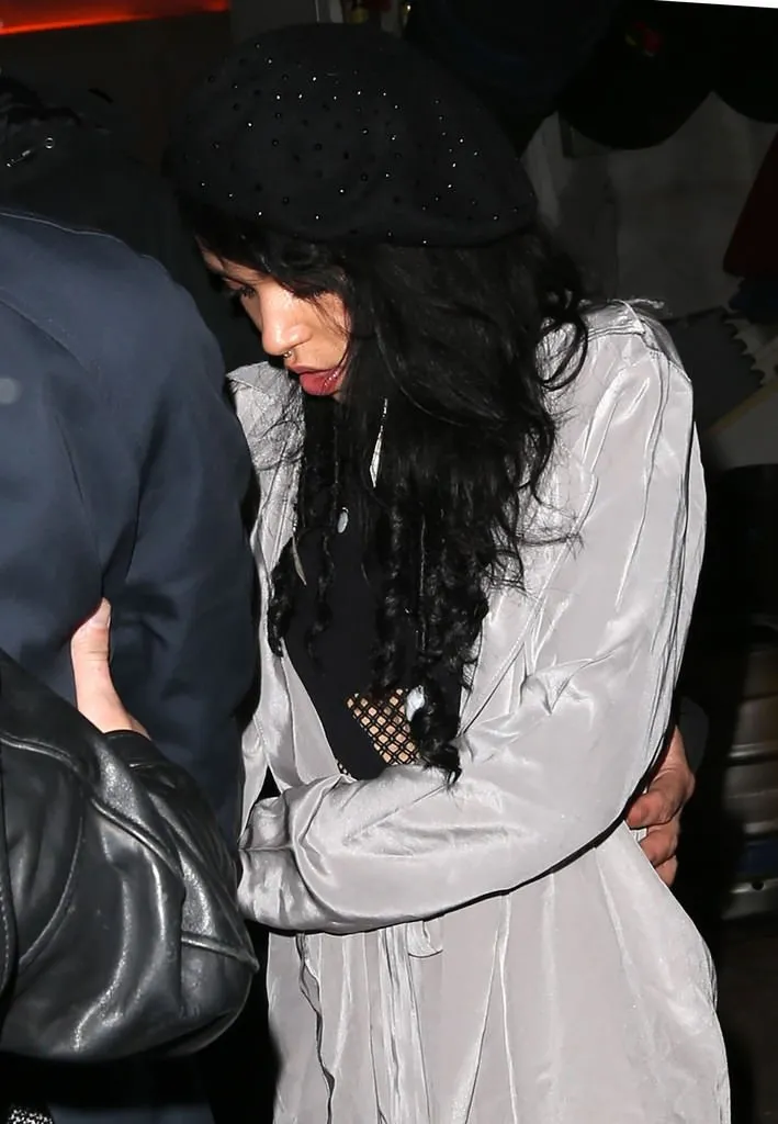 Robert Pattinson ve sevgili FKA Twigs y&#252;z&#252;n&#252; gizledi