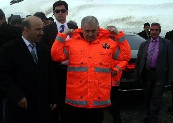 Bakan Yıldırım kar temizliği yaptı