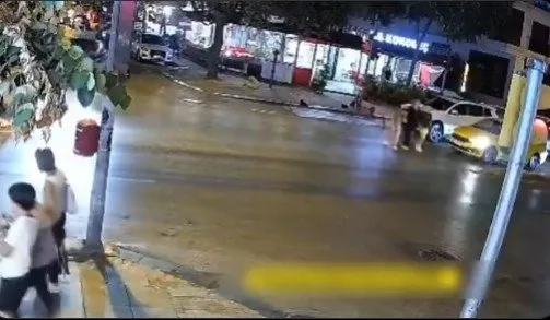 SON DAKİKA... İstanbul Kadıköy’de aracını anne ve iki çocuğunun üzerine sürmüştü: Maganda taksici yakalandı!