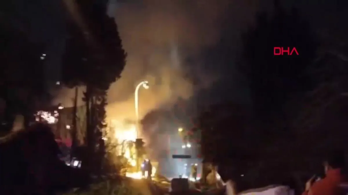 Üsküdar’da 2 katlı metruk bina alev alev yandı | Video videosunu izle Üsküdar’da 2 katlı metruk bina alev alev yandı | Video videosunu izle