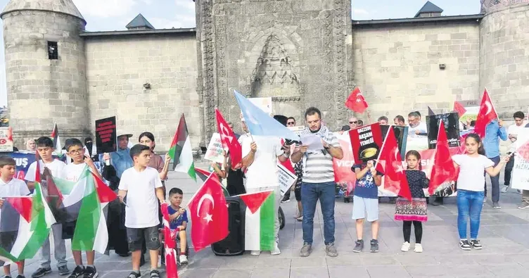 Sağlık çalışanları Gazze için yürüyor