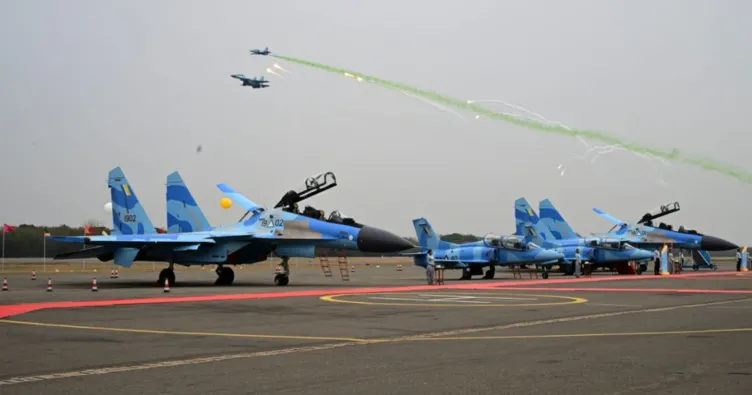 Myanmar’da kuş sürüsü askeri uçağı düşürdü: Pilot ölümden döndü