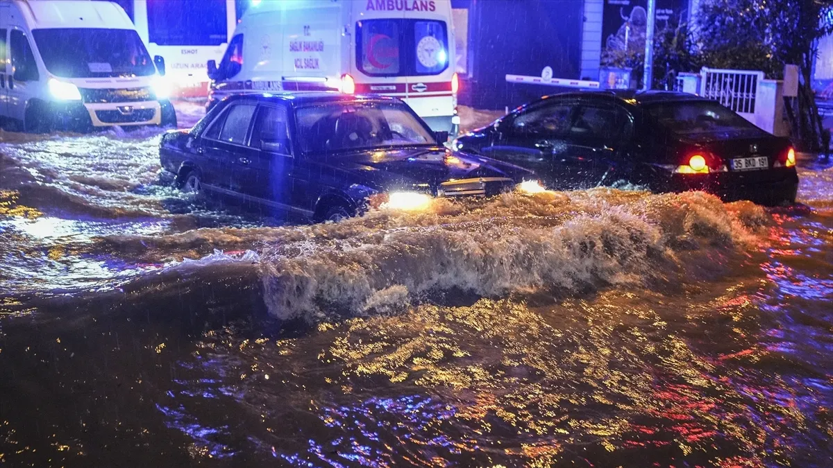 İzmir’i kuvvetli sağanak vurdu… Yollar göle döndü evleri su bastı! İzmir’i kuvvetli sağanak vurdu… Yollar göle döndü evleri su bastı!