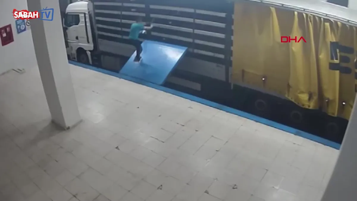 Suç örgütü üyesi TIR’ın gizli bölmesinde saklandı! Yurt dışına kaçmaya çalışırken yakalandı… videosunu izle Suç örgütü üyesi TIR’ın gizli bölmesinde saklandı! Yurt dışına kaçmaya çalışırken yakalandı… videosunu izle