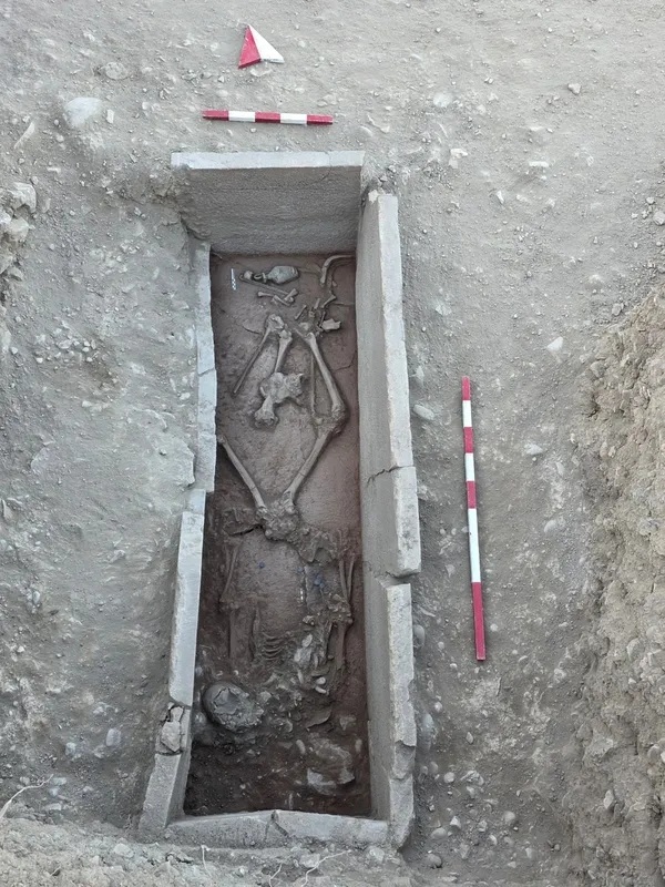 aspendosta-2-bin-400-yillik-guresci-mezari-kesfedildi-bakan-ersoy-aspendosun-klasik-donem-tarihine-isik-tutan-1786347253292.jpg