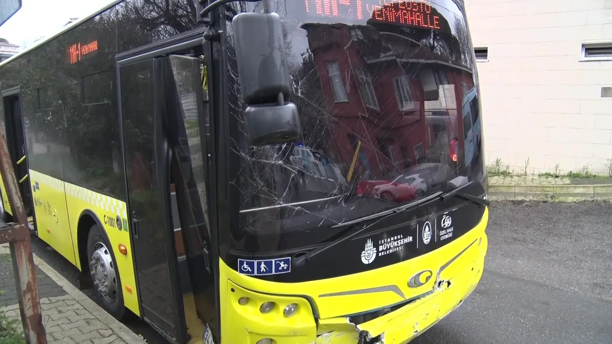 Beykoz’da İETT otobüsü aydınlatma direğine çarptı; 4 yaralı Beykoz’da İETT otobüsü aydınlatma direğine çarptı; 4 yaralı