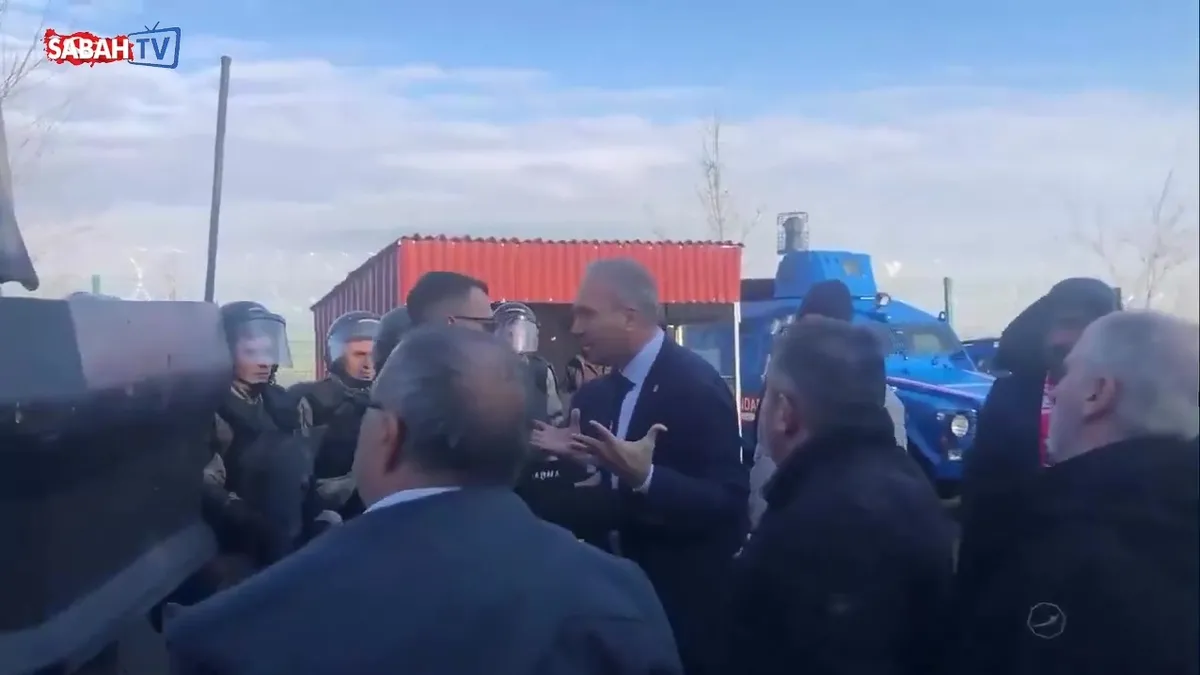 Ekrem İmamoğlu’nun diploma davasında alçak provokasyon! CHP Milletvekili Suat Özçağdaş, jandarmaya hakaretler yağdırdı | Video videosunu izle Ekrem İmamoğlu’nun diploma davasında alçak provokasyon! CHP Milletvekili Suat Özçağdaş, jandarmaya hakaretler yağdırdı | Video videosunu izle